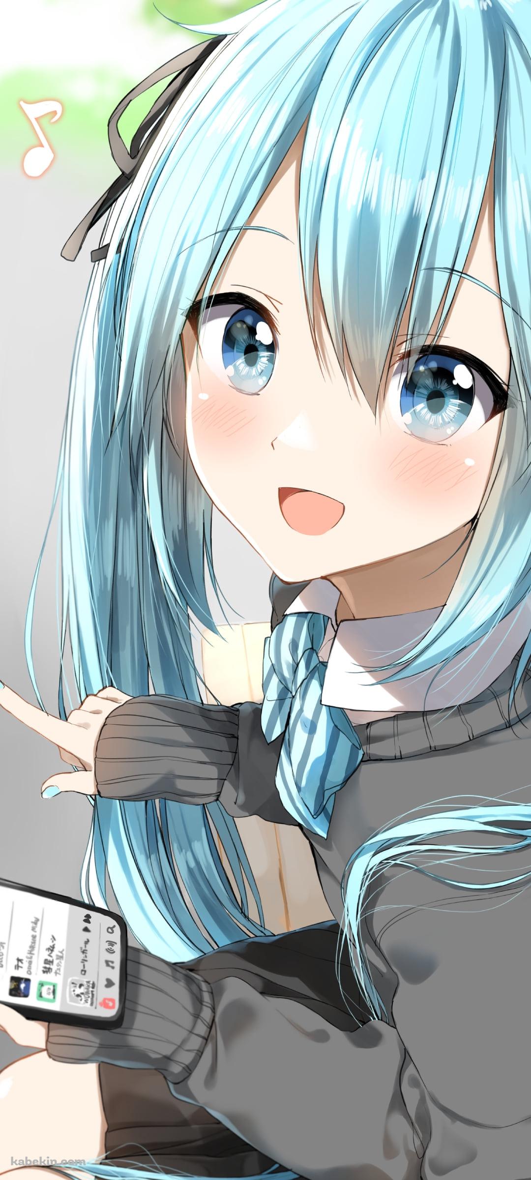 スマホを持ちながらこちらに微笑む初音ミク / スワイプ / ローリンガール / ボカロ / ボーカロイドのAndroidの壁紙(1080px x 2400px) スマホ用