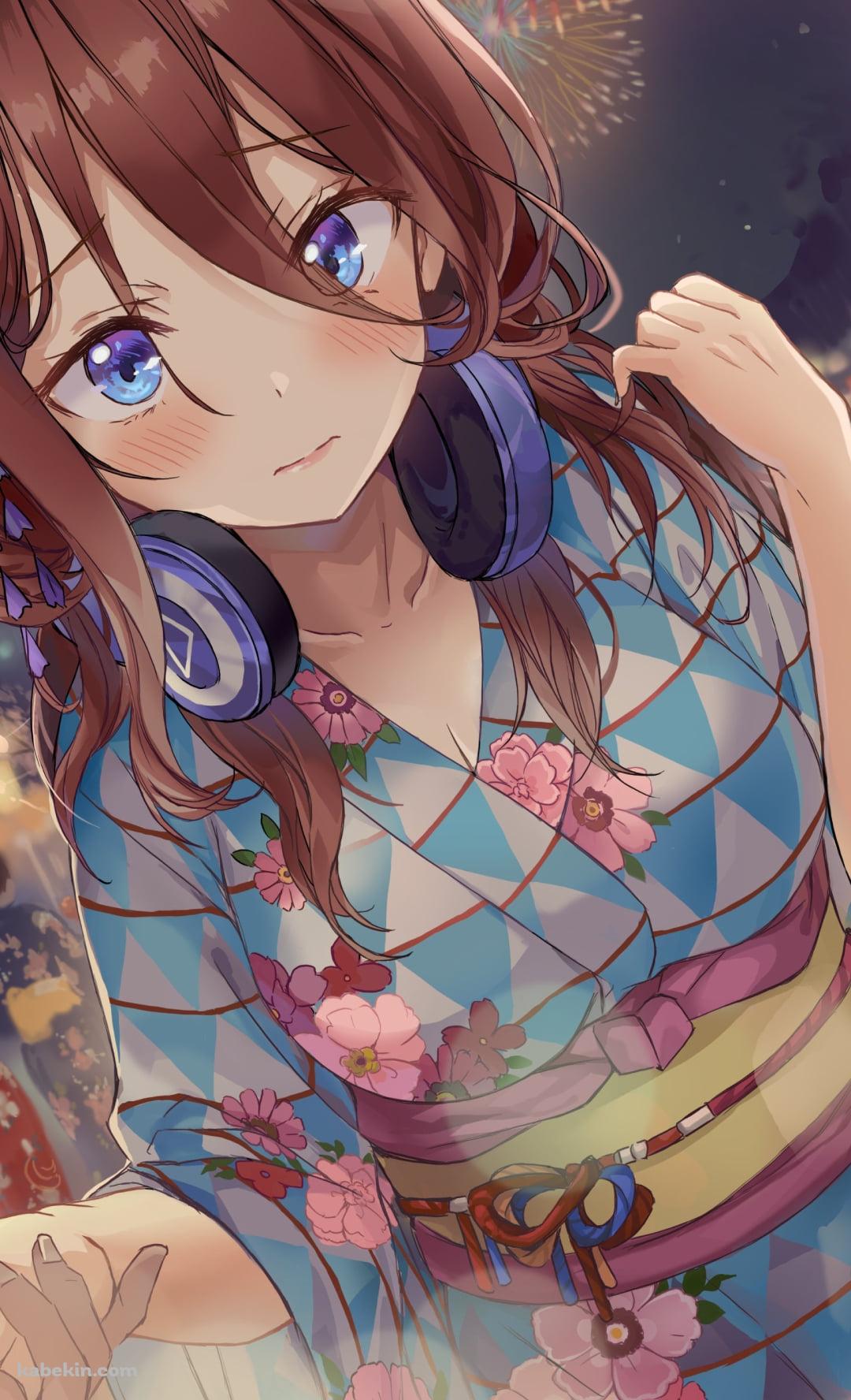 夏祭りで青い浴衣を着る可愛い中野三玖 / 打ち上げ花火 / 屋台 / 五等分の花嫁のAndroidの壁紙(1080px x 1776px) スマホ用