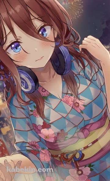 夏祭りで青い浴衣を着る可愛い中野三玖 / 打ち上げ花火 / 屋台 / 五等分の花嫁のAndroidの壁紙(360px x 592px) スマホ用