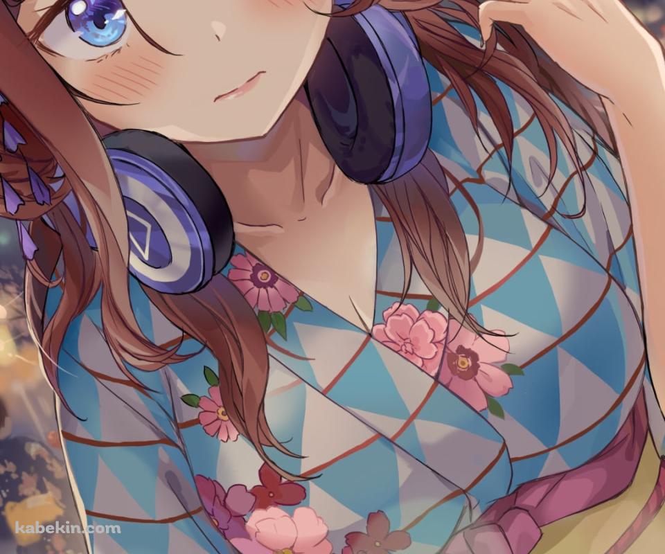 夏祭りで青い浴衣を着る可愛い中野三玖 / 打ち上げ花火 / 屋台 / 五等分の花嫁のAndroidの壁紙(960px x 800px) スマホ用