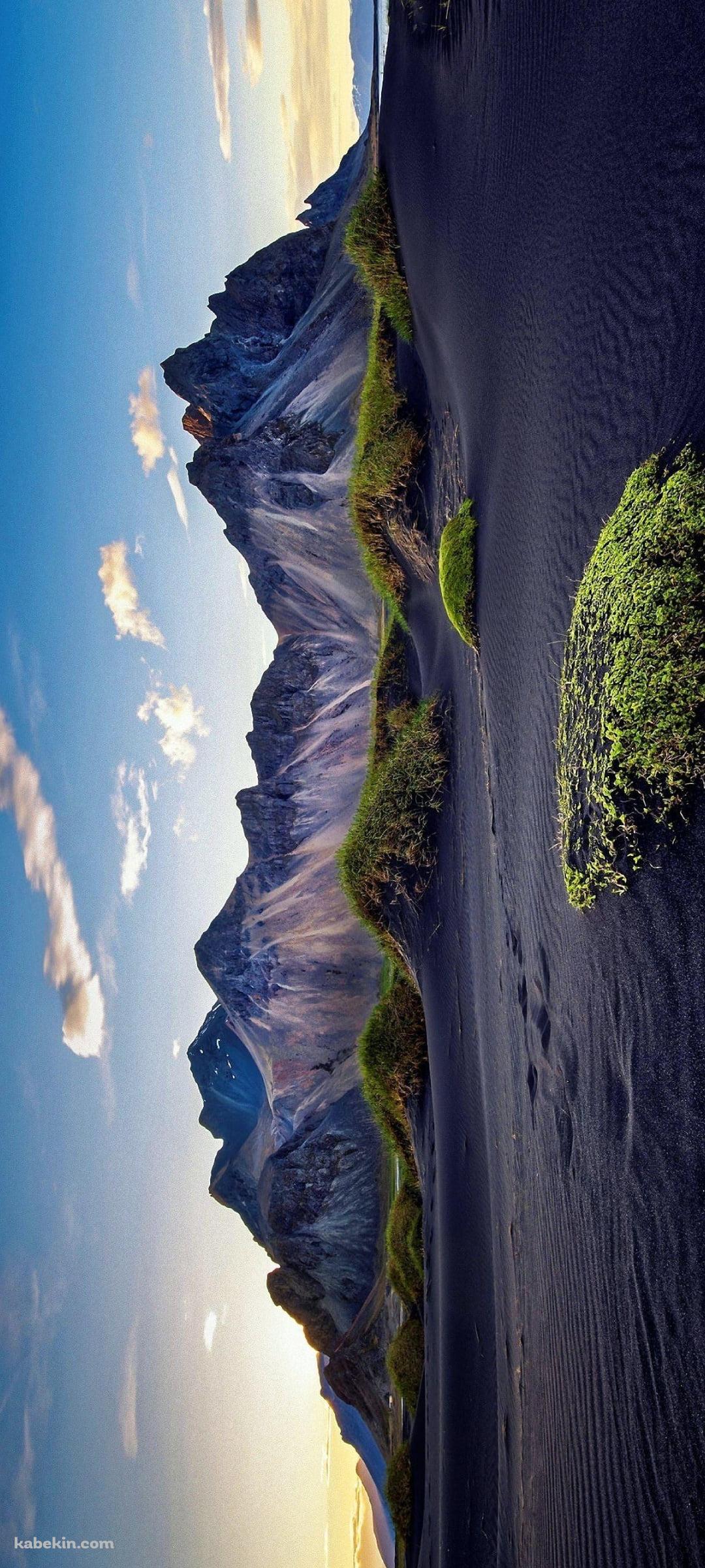 黒い砂地と山脈と青空 / 絶景のAndroidの壁紙(1080px x 2400px) スマホ用