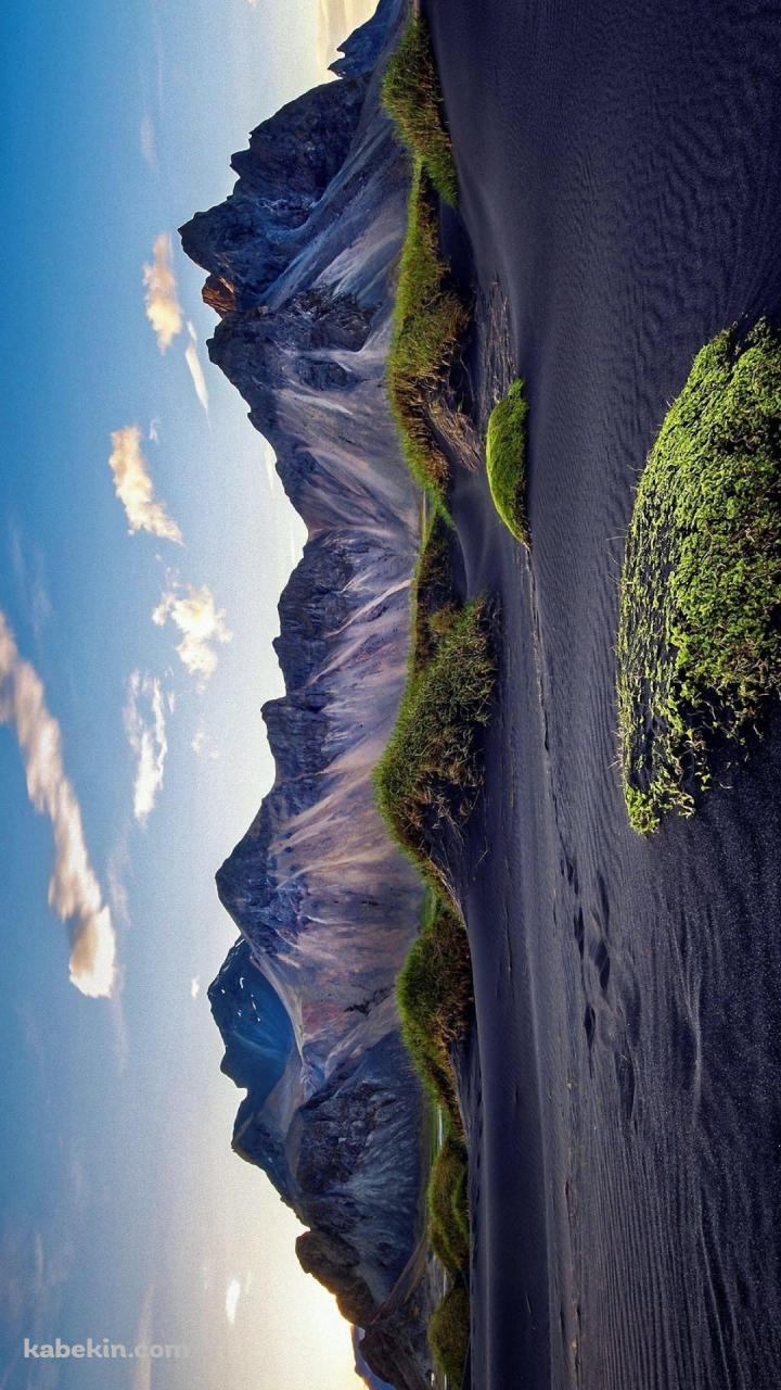 黒い砂地と山脈と青空 / 絶景のAndroidの壁紙(720px x 1280px) スマホ用