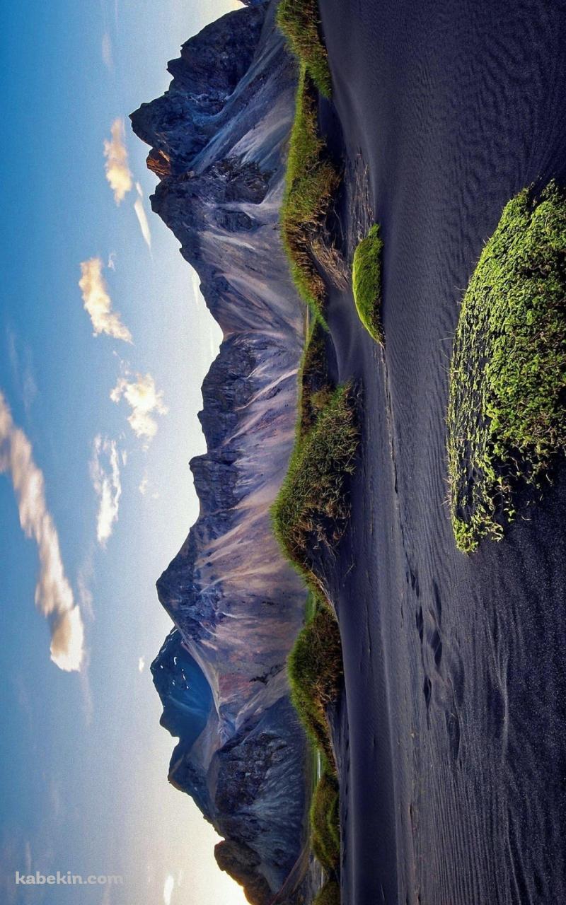 黒い砂地と山脈と青空 / 絶景のAndroidの壁紙(800px x 1280px) スマホ用