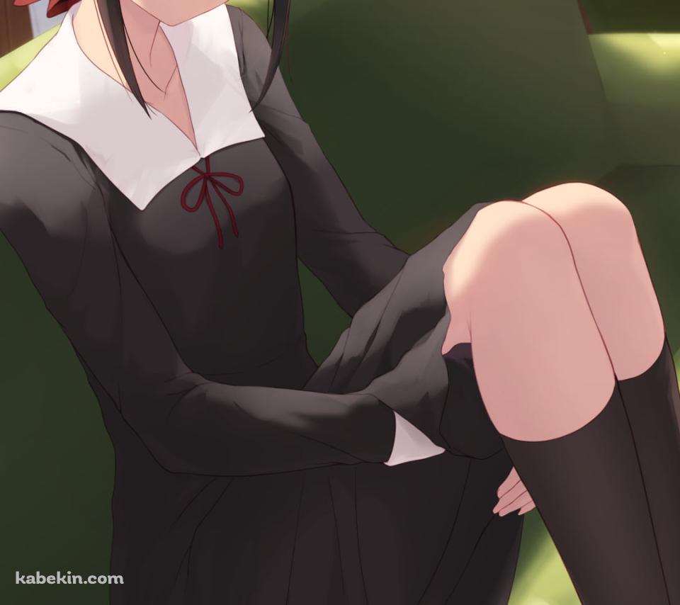 緑のソファーの上で両足を抱える四宮かぐや / かぐや様は告らせたい～天才たちの恋愛頭脳戦～のAndroidの壁紙(960px x 854px) スマホ用