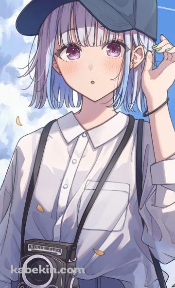首からカメラを下げた黒い帽子を被った可愛いリゼ・ヘルエスタ / 向日葵の花 / 夏空 / 入道雲 / にじさんじ / バーチャルYouTuber / VtuberのAndroidの壁紙(360px x 592px) スマホ用
