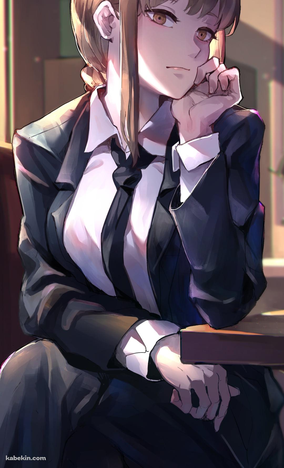 黒いスーツを着てテーブルに肘をつくマキマ / チェンソーマンのAndroidの壁紙(1080px x 1776px) スマホ用