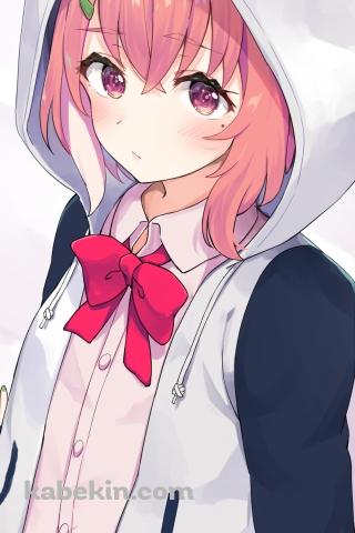 白いシーツの上に座る笹木咲 / にじさんじ / バーチャルYouTuber / VtuberのAndroidの壁紙(320px x 480px) スマホ用