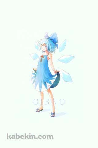 青・白のスカートの裾を持つ可愛いチルノ / 東方のAndroidの壁紙(320px x 480px) スマホ用