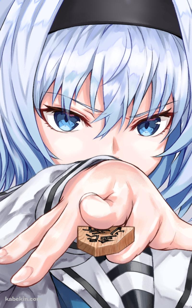 将棋の銀将の駒をかざす空銀子 / りゅうおうのおしごと!のAndroidの壁紙(800px x 1280px) スマホ用