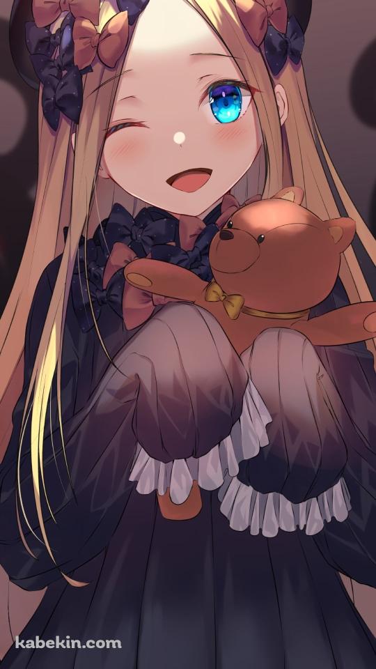 笑顔でウィンクするアビゲイル・ウィリアムズ / 青い蝶 / 紫の蝶 / FateのAndroidの壁紙(540px x 960px) スマホ用