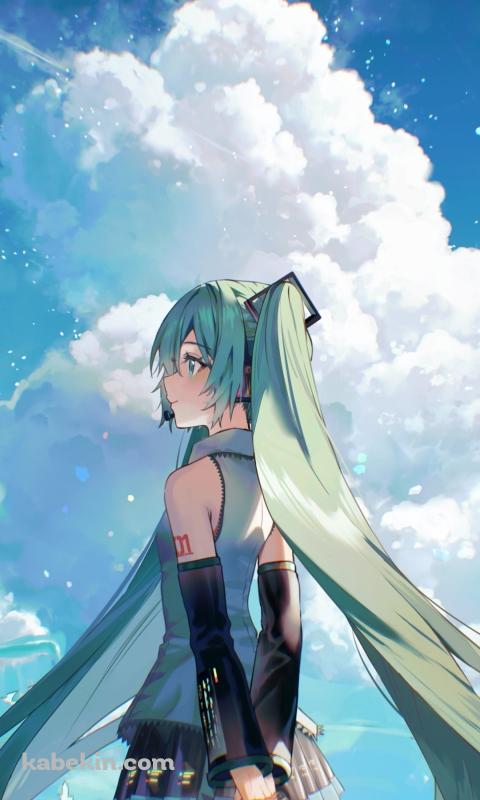 後ろ手を組む初音ミク / 入道雲 / 飛行機雲 / 青空 / ボカロ / ボーカロイドのAndroidの壁紙(480px x 800px) スマホ用