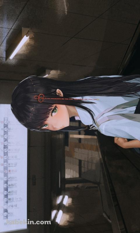 地下鉄の駅に続くエスカレーターに乗りこちらに振り返る可愛い東郷一二三 / セーラー服 / 女子高生 / ペルソナ5のAndroidの壁紙(480px x 800px) スマホ用