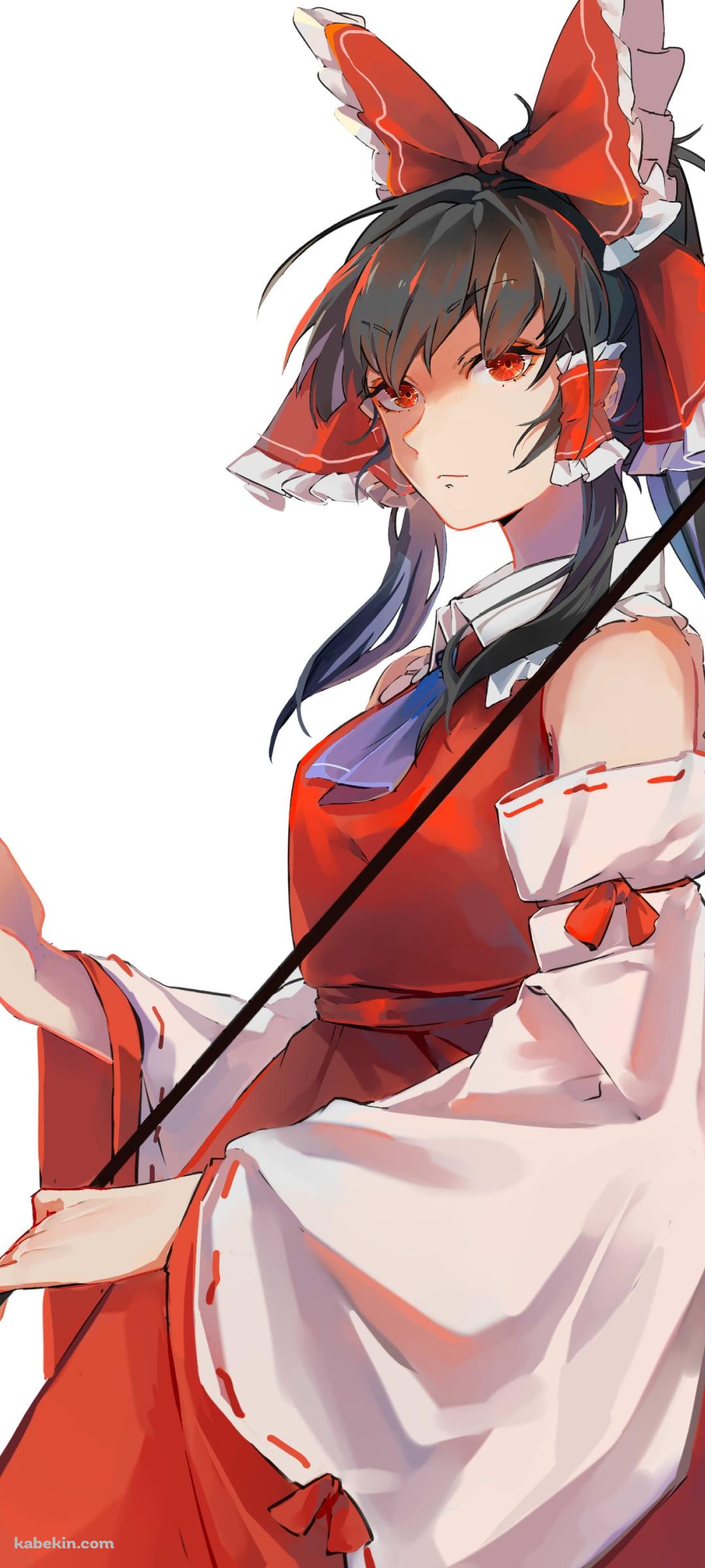 お札を持ちこちらを冷ややかな視線で見つめる博麗霊夢 / 東方のAndroidの壁紙(1080px x 2400px) スマホ用