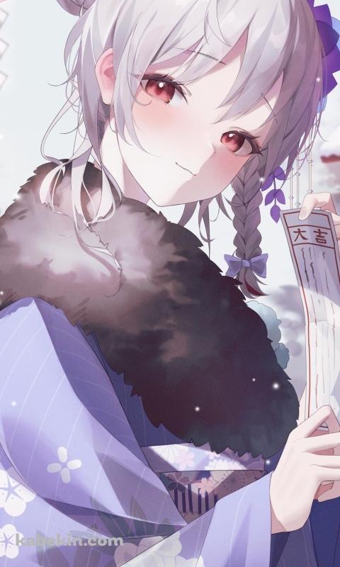 大吉のおみくじを持つ黒舘ハルナ / 紫の着物 / お参り / ブルアカ / ブルーアーカイブのAndroidの壁紙(480px x 800px) スマホ用