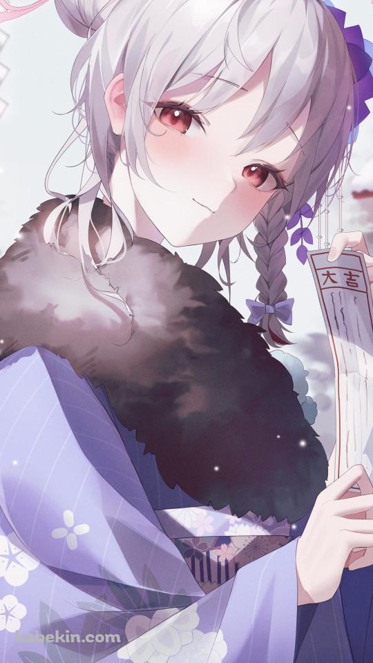 大吉のおみくじを持つ黒舘ハルナ / 紫の着物 / お参り / ブルアカ / ブルーアーカイブのAndroidの壁紙(540px x 960px) スマホ用