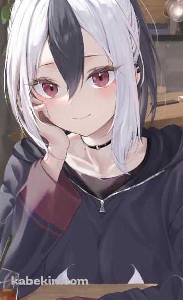 喫茶店で頬杖をつきながらこちらを見つめる可愛い鬼方カヨコ / ブルアカ / ブルーアーカイブのAndroidの壁紙(360px x 592px) スマホ用