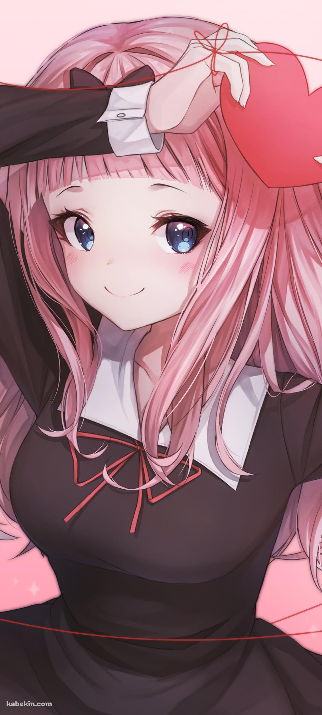 赤いハートを掲げる可愛い藤原千花 / かぐや様は告らせたい~天才たちの恋愛頭脳戦~のAndroidの壁紙(1080px x 2400px) スマホ用
