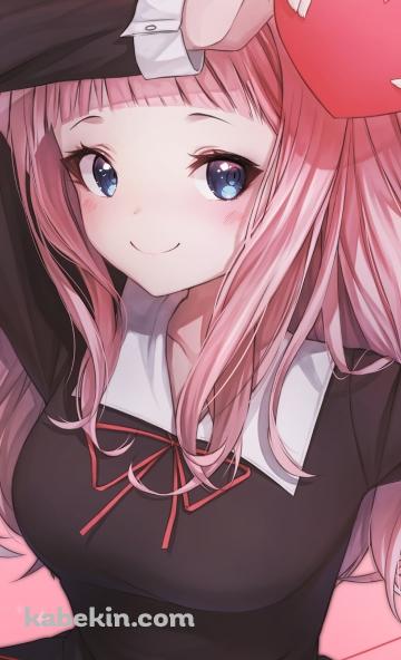 赤いハートを掲げる可愛い藤原千花 / かぐや様は告らせたい~天才たちの恋愛頭脳戦~のAndroidの壁紙(360px x 592px) スマホ用