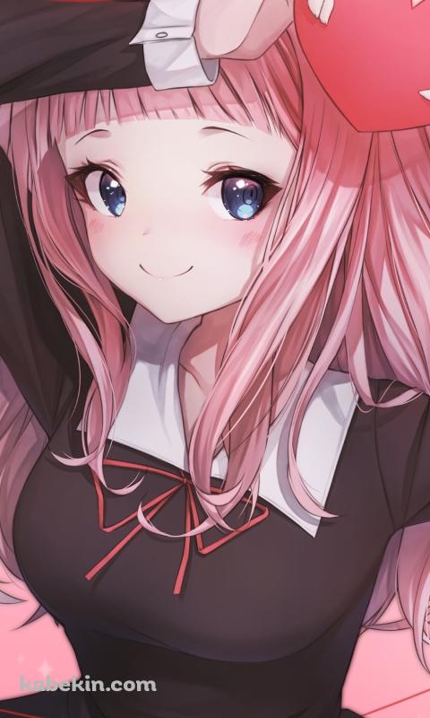 赤いハートを掲げる可愛い藤原千花 / かぐや様は告らせたい~天才たちの恋愛頭脳戦~のAndroidの壁紙(480px x 800px) スマホ用