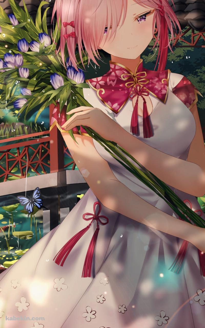 水辺で紫の花を摘むマシュ・キリエライト / Fate/grand orderのAndroidの壁紙(800px x 1280px) スマホ用