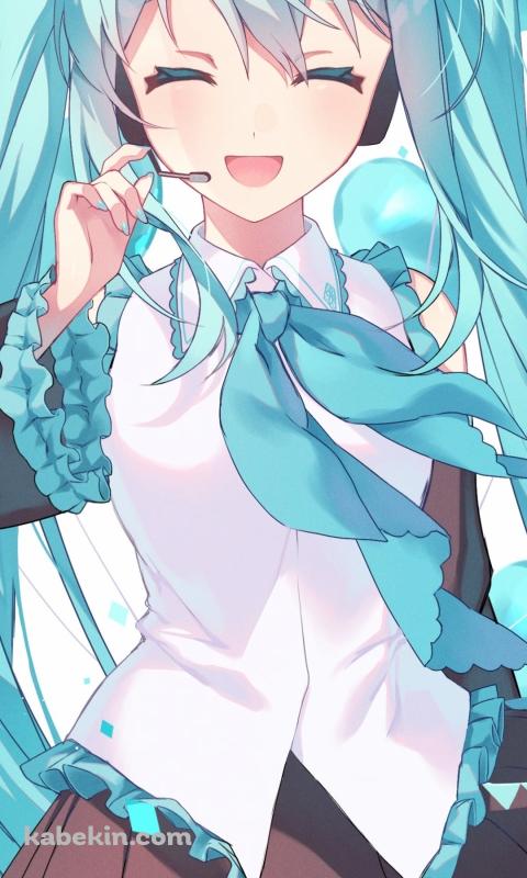 ヘッドセットのマイクを触る笑顔の初音ミク / ボカロ / ボーカロイドのAndroidの壁紙(480px x 800px) スマホ用