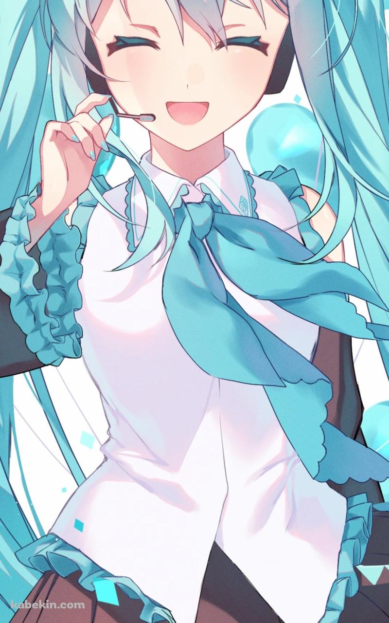 ヘッドセットのマイクを触る笑顔の初音ミク / ボカロ / ボーカロイドのAndroidの壁紙(800px x 1280px) スマホ用