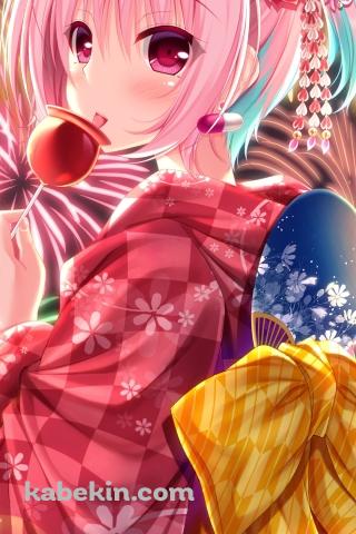 リンゴ飴を食べながらこちらを振り返る赤い着物を着た夢見りあむ / 花火 / 夏 / 青いうちわ / アイドルマスターシンデレラガールズのAndroidの壁紙(320px x 480px) スマホ用