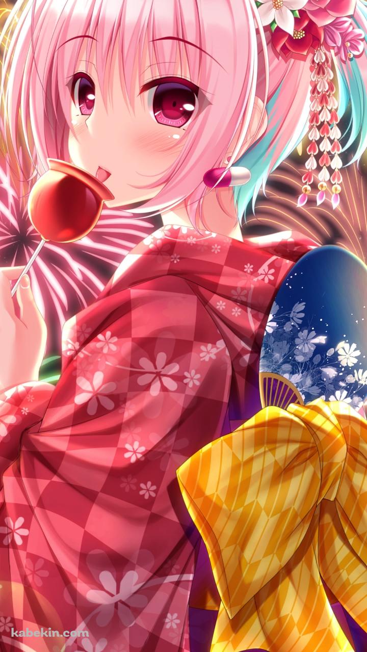 リンゴ飴を食べながらこちらを振り返る赤い着物を着た夢見りあむ / 花火 / 夏 / 青いうちわ / アイドルマスターシンデレラガールズのAndroidの壁紙(720px x 1280px) スマホ用