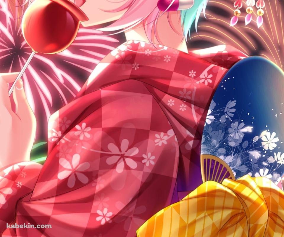 リンゴ飴を食べながらこちらを振り返る赤い着物を着た夢見りあむ / 花火 / 夏 / 青いうちわ / アイドルマスターシンデレラガールズのAndroidの壁紙(960px x 800px) スマホ用