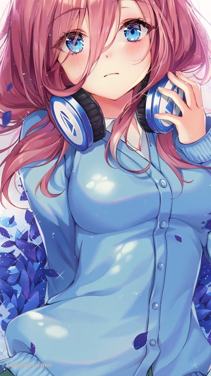 青いヘッドセットを首につけた可愛い中野三玖 / 五等分の花嫁のAndroidの壁紙(720px x 1280px) スマホ用