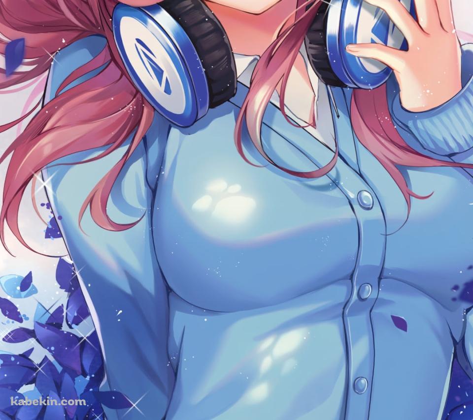 青いヘッドセットを首につけた可愛い中野三玖 / 五等分の花嫁のAndroidの壁紙(960px x 854px) スマホ用