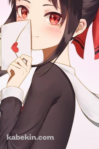 桜の花とラブレターで顔を隠す可愛い四宮かぐや / かぐや様は告らせたい~天才たちの恋愛頭脳戦~のAndroidの壁紙(320px x 480px) スマホ用