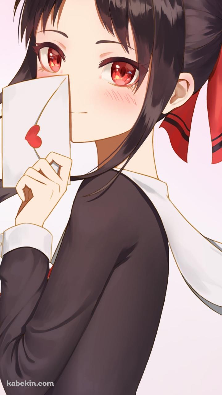 桜の花とラブレターで顔を隠す可愛い四宮かぐや / かぐや様は告らせたい~天才たちの恋愛頭脳戦~のAndroidの壁紙(720px x 1280px) スマホ用