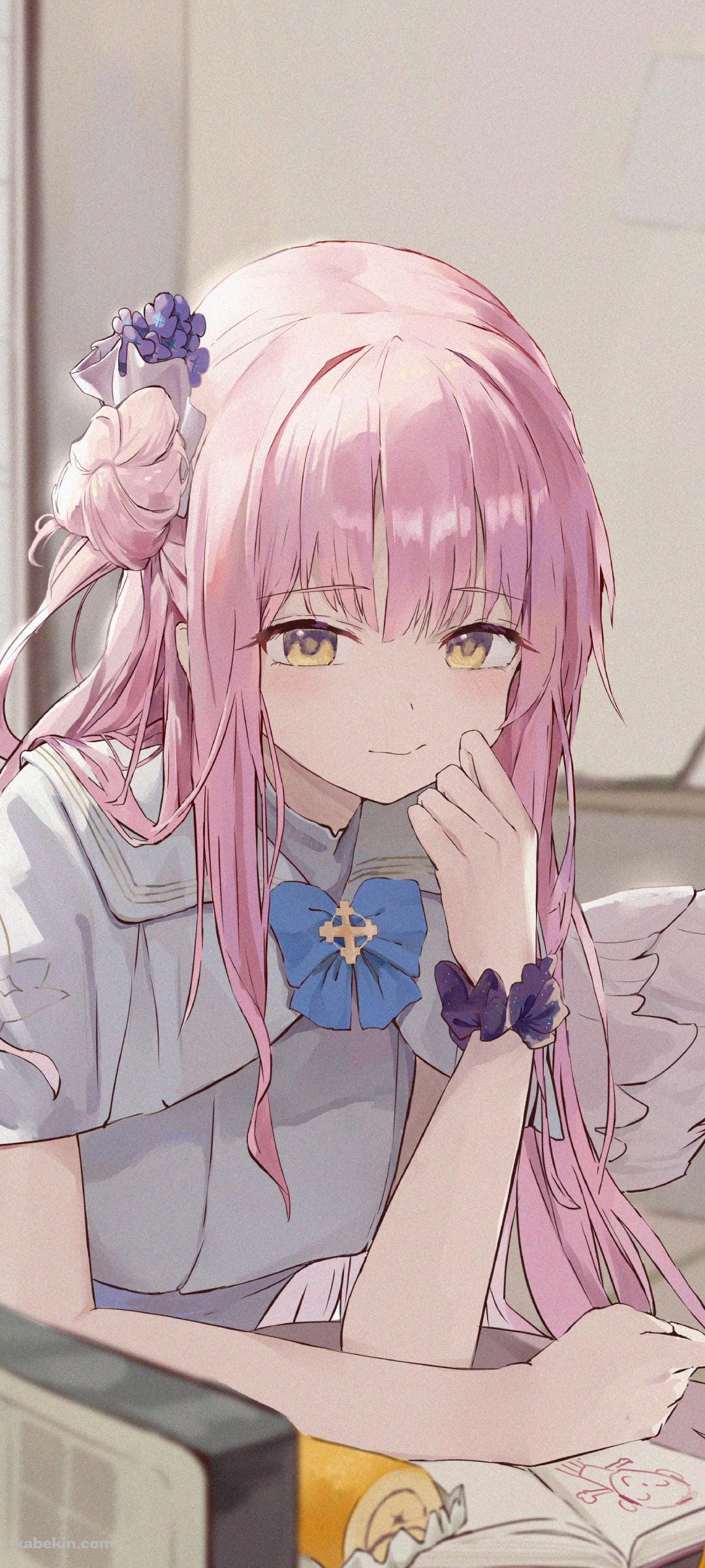 本に落書きする聖園ミカ / ロールケーキ / プリン / ブルアカ / ブルーアーカイブのAndroidの壁紙(1080px x 2400px) スマホ用