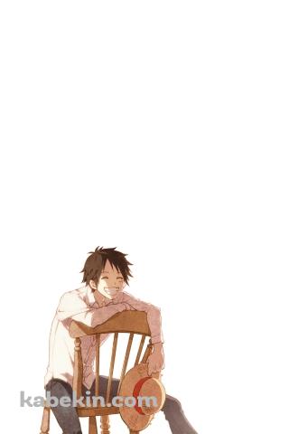 木の椅子に座った笑顔のルフィ / ワンピースのAndroidの壁紙(320px x 480px) スマホ用