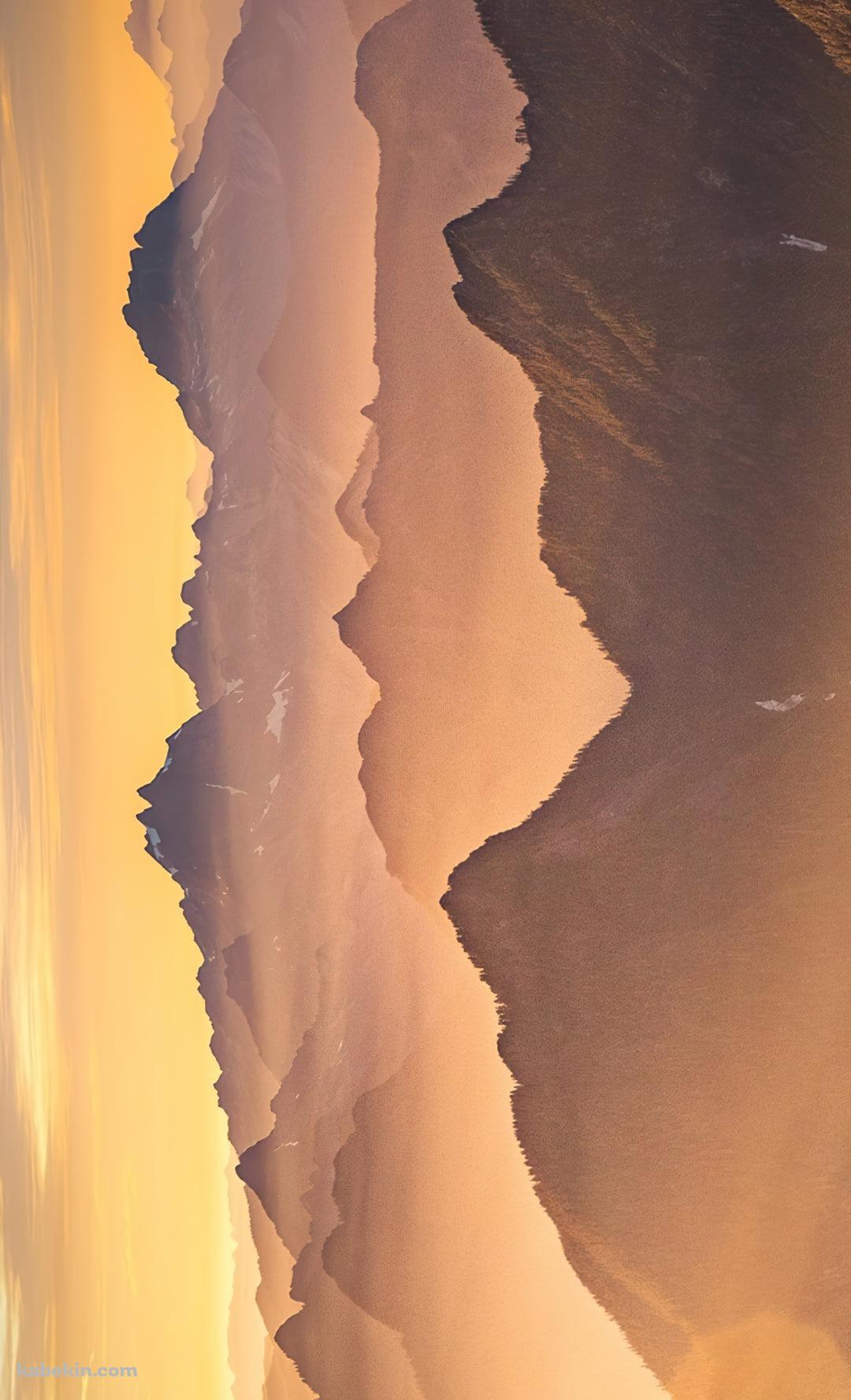 霧につつまれた黄金色に染まる山 / 絶景のAndroidの壁紙(1080px x 1776px) スマホ用