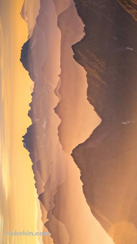 霧につつまれた黄金色に染まる山 / 絶景のAndroidの壁紙(480px x 854px) スマホ用