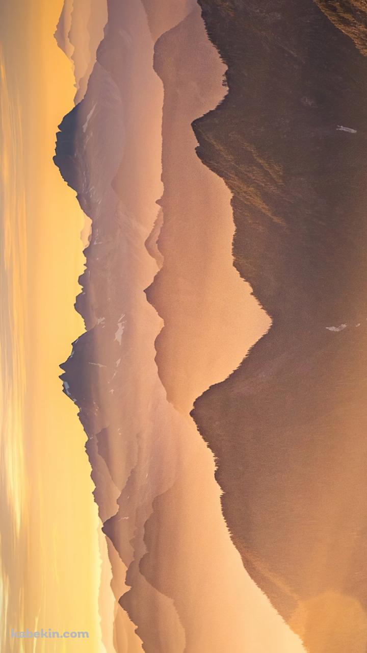 霧につつまれた黄金色に染まる山 / 絶景のAndroidの壁紙(720px x 1280px) スマホ用