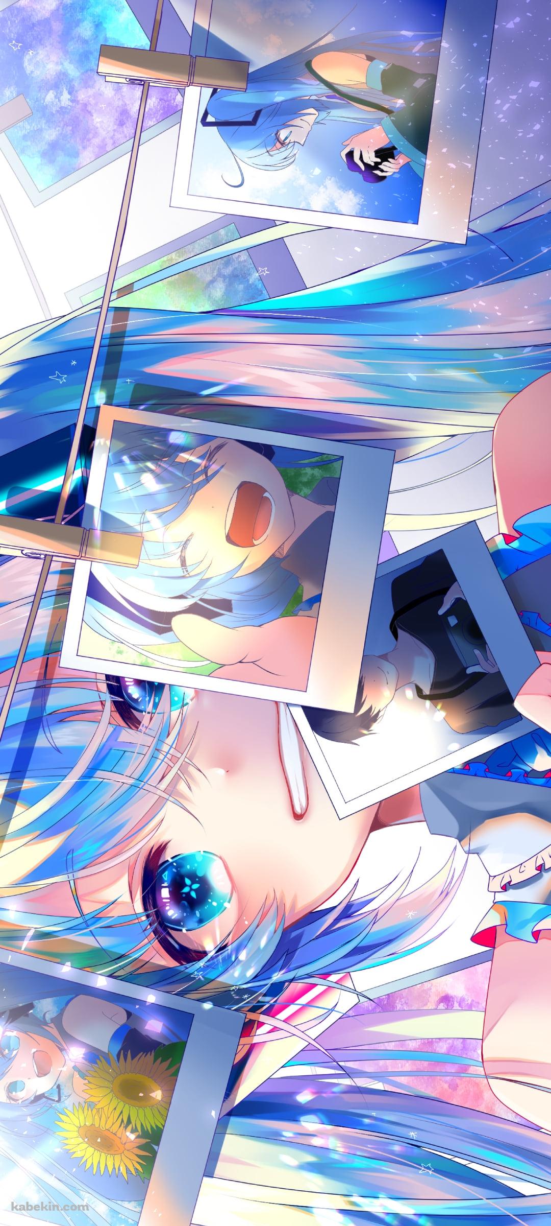 写真を吊るす笑顔の初音ミク / ボカロ / ボーカロイドのAndroidの壁紙(1080px x 2400px) スマホ用