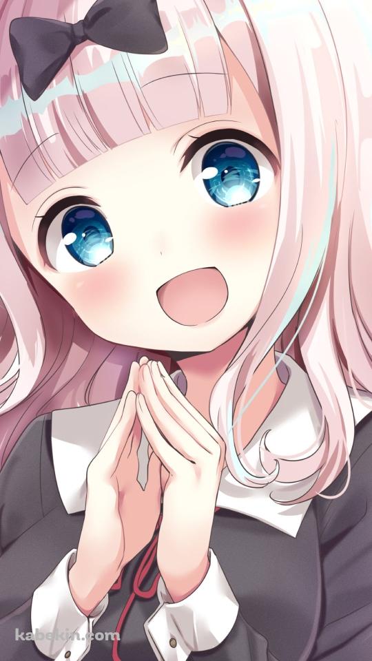 両手を合わせて喜ぶ可愛い藤原千花 / かぐや様は告らせたい～天才たちの恋愛頭脳戦～のAndroidの壁紙(540px x 960px) スマホ用