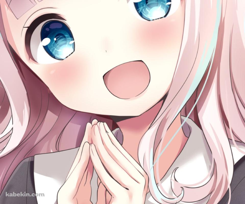 両手を合わせて喜ぶ可愛い藤原千花 / かぐや様は告らせたい～天才たちの恋愛頭脳戦～のAndroidの壁紙(960px x 800px) スマホ用