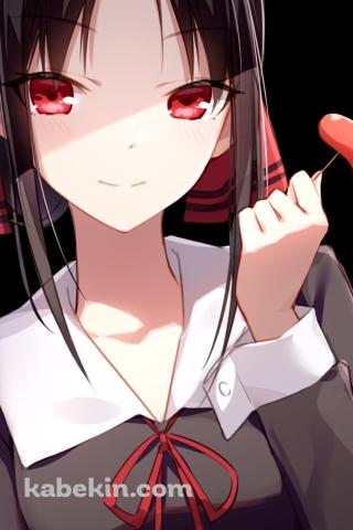 タコさんウィンナーを持つ可愛い四宮かぐや / かぐや様は告らせたい～天才たちの恋愛頭脳戦～のAndroidの壁紙(320px x 480px) スマホ用