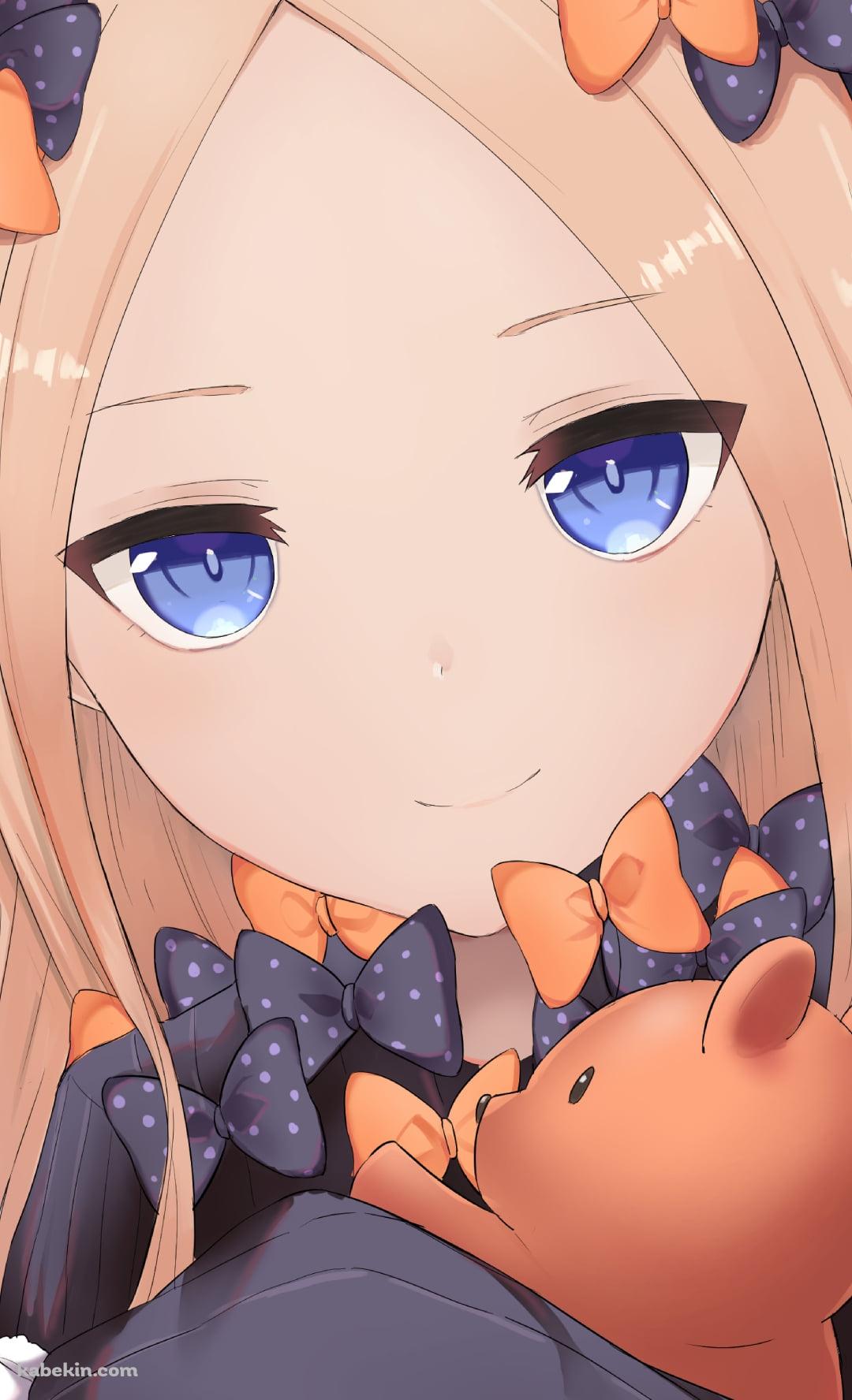 クマのぬいぐるみを抱いて微笑むアビゲイル・ウィリアムズ / Fate/grand orderのAndroidの壁紙(1080px x 1776px) スマホ用