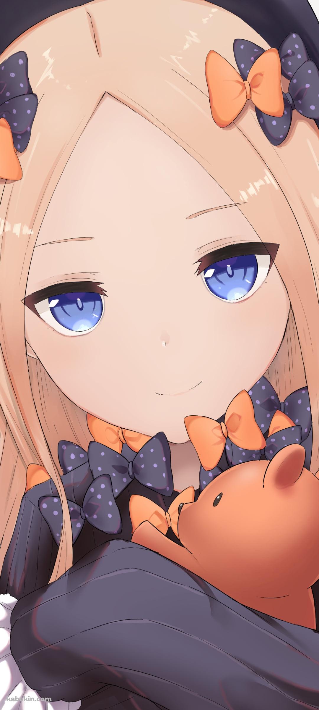 クマのぬいぐるみを抱いて微笑むアビゲイル・ウィリアムズ / Fate/grand orderのAndroidの壁紙(1080px x 2400px) スマホ用