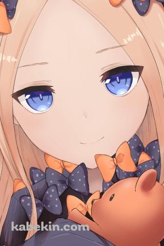 クマのぬいぐるみを抱いて微笑むアビゲイル・ウィリアムズ / Fate/grand orderのAndroidの壁紙(320px x 480px) スマホ用