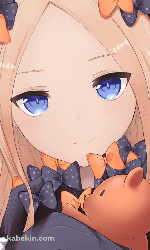クマのぬいぐるみを抱いて微笑むアビゲイル・ウィリアムズ / Fate/grand orderのAndroidの壁紙(480px x 800px) スマホ用
