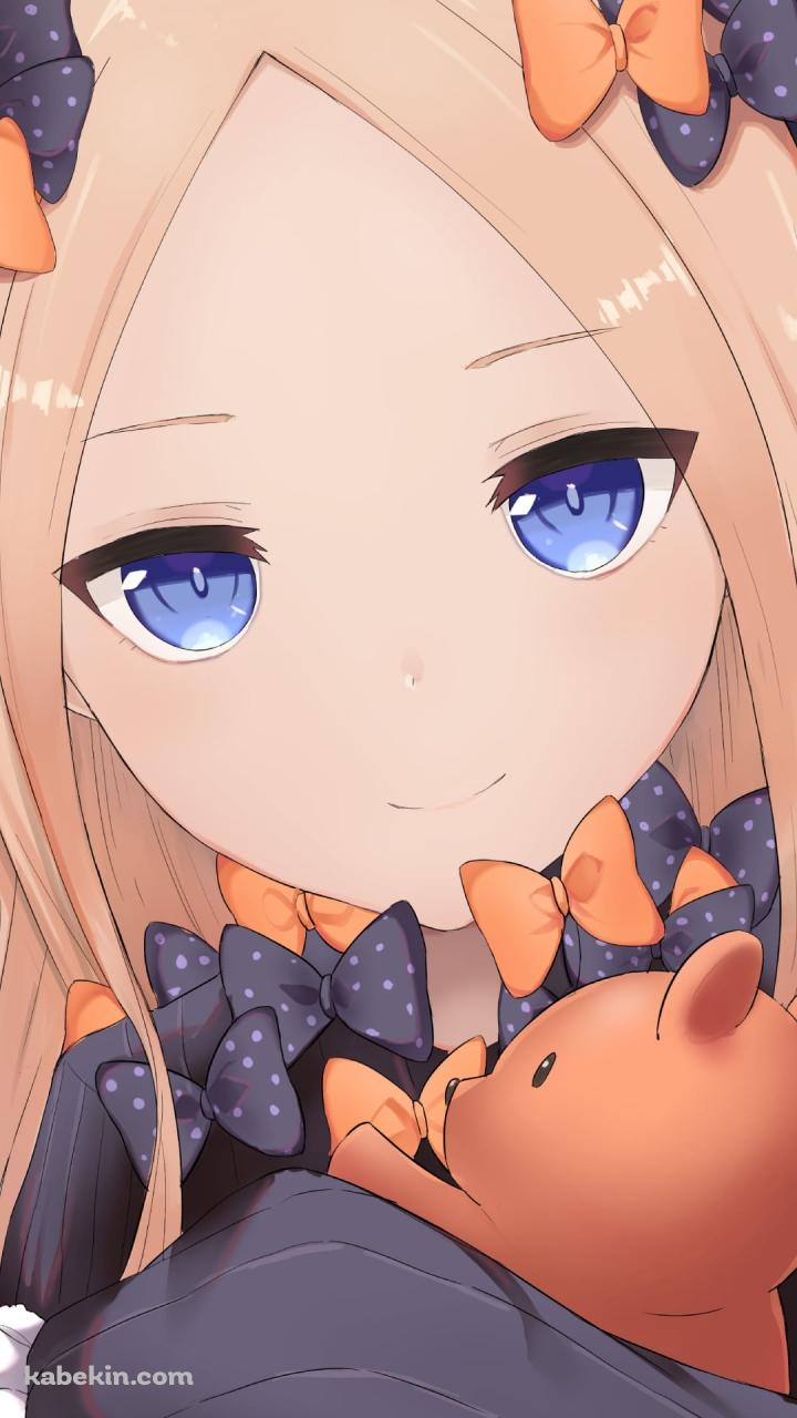 クマのぬいぐるみを抱いて微笑むアビゲイル・ウィリアムズ / Fate/grand orderのAndroidの壁紙(720px x 1280px) スマホ用