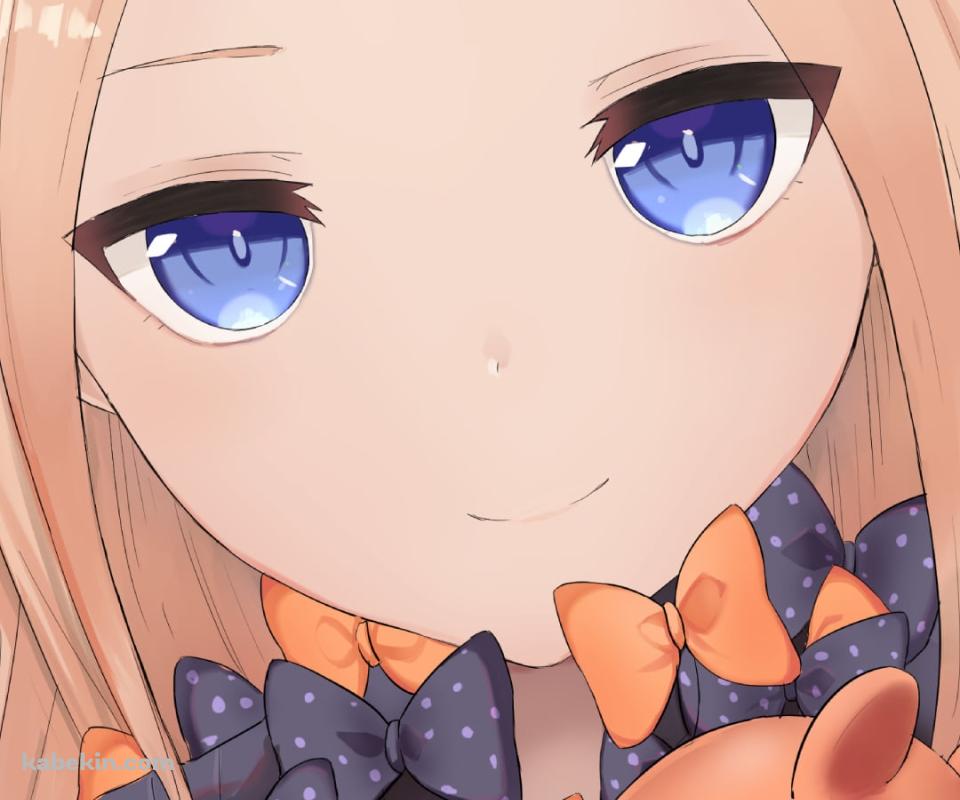 クマのぬいぐるみを抱いて微笑むアビゲイル・ウィリアムズ / Fate/grand orderのAndroidの壁紙(960px x 800px) スマホ用