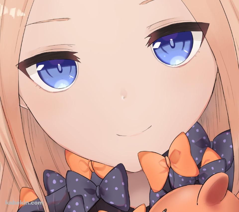 クマのぬいぐるみを抱いて微笑むアビゲイル・ウィリアムズ / Fate/grand orderのAndroidの壁紙(960px x 854px) スマホ用