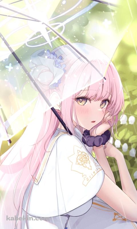 雨の中、ビニール傘をさしてスズランを見る聖園ミカ / ブルアカ / ブルーアーカイブのAndroidの壁紙(480px x 800px) スマホ用